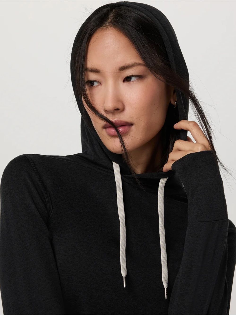 Vuori Halo Essentials Black Hooded Long-Sleeve Pullover Contrast Drawcords